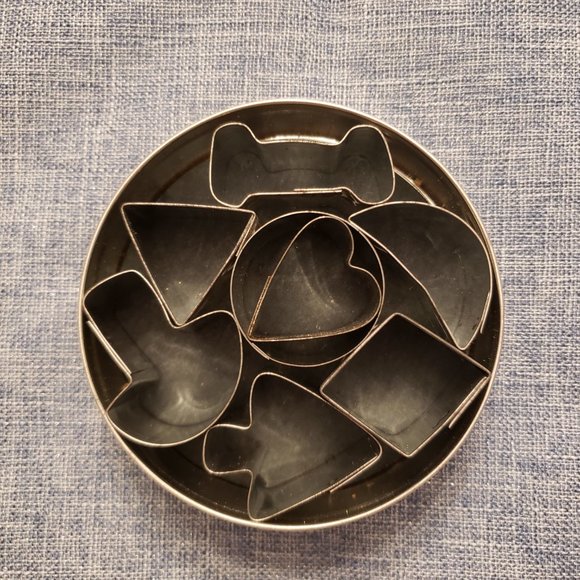 Mini Cookie Cutters in a Tin Set of 8 - Picture 2 of 3